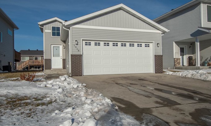 West Fargo House | 2 min to 5 Restaurants,General Dollar.5 min to Cash Wise,6 min Sanford Hospital