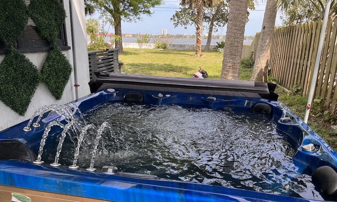 Holly Hill Cottage | Marvelous!! In front of the river, beautiful sunrises, 5 minutes Daytona Beach