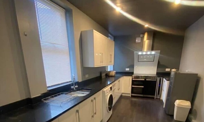 Preston House | Beautiful 3-Bed House in Preston