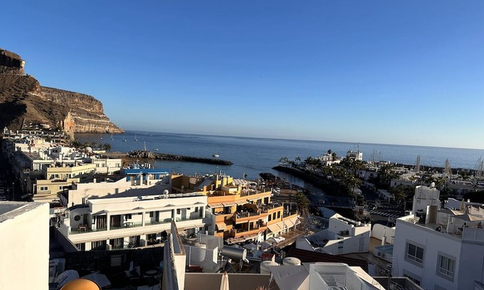 Lomo Quiebre Apartment | A tastefully designed apartment with a private balcony overlooking the harbour.
