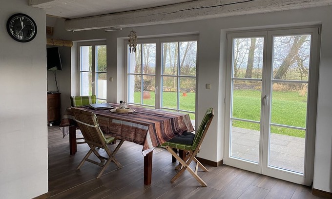 Oberndorf House | Reetdachkate am Deich auf Großem Grundstück