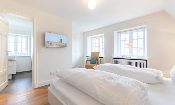 Kleinmorsum House | Hüs bi Koog 1 - Reetgedeckte Doppelhaushälfte in den Morsumer Wiesen