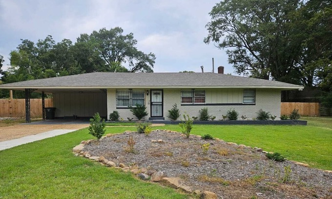 Whitehaven House | Chic Rancher 7BR Compound Near Graceland &Airport