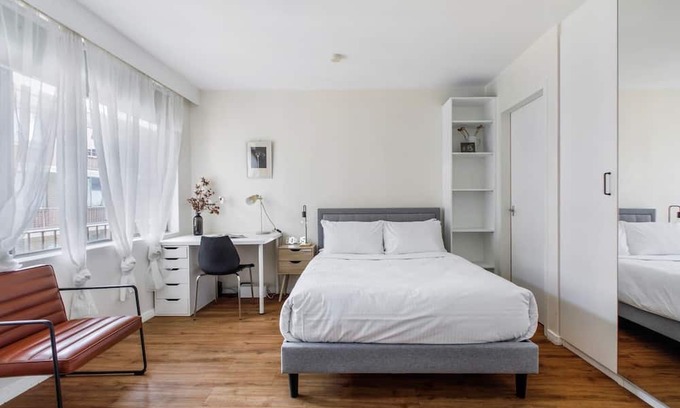 St. Kilda East Apartment | The Leafy LandsdowneA Cosy Poolside Studio