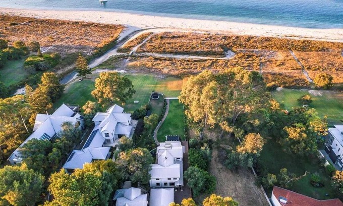 Marybrook House | Sandcastles Holiday Home with Private Beach