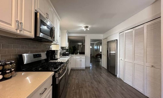 Vernon House | Stylish 4-BR Abode - ROG