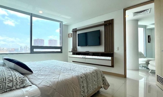 Riomar House | Luxury Apartment Hilton WI-FI, TV, Pool and Gym