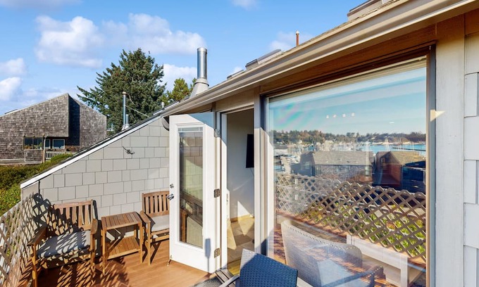 Historic Bayfront Condo | Bay-view condo with indoor pool, hot tubs, gym, crabbing area, & balcony