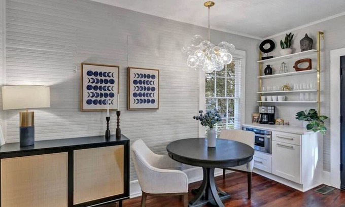 Earlewood House | The Wren | 1BR 2BA Guesthouse