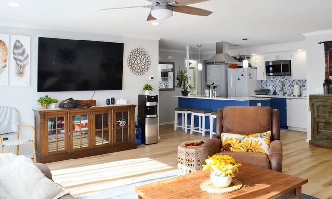 Fort Wayne House | Cozy Open Concept Renovated Townhome