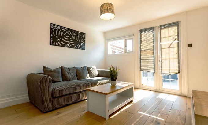 Basildon House | Southwark Path by MT Property