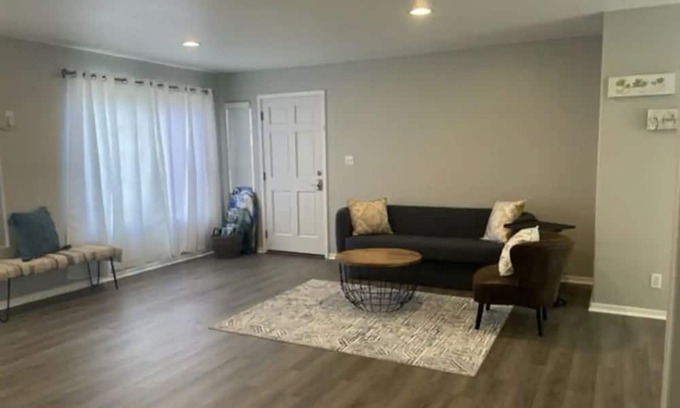 Pacific Heights House | Modern Cozy 2b/1b Island Home away from Home../ Free Parking