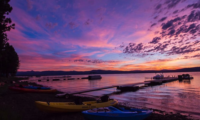 Chester House | Luxury Lake Front Home... West Lake Almanor: Dock, Kayaks, Big Lawn, FUN FOR ALL