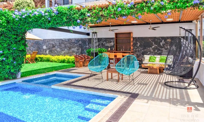 El Santuario House | NEW Lakeview Heated Pool & Whirlpool Trampoline