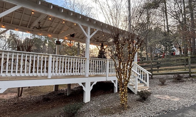 Cumming House | Modern elegance in midst of nature, shopping and entertainment