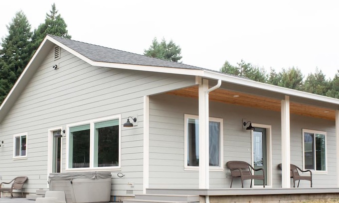 McKinleyville Cottage | Beautiful New Guest House located in Sunny Blue Lake with Hot Tub!