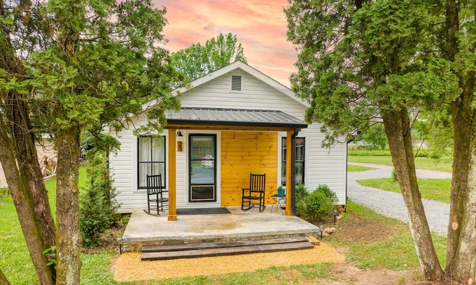 Robbinsville Cottage | Cozy 2B-1B Cottage - Flat Parking; Close to Tail of the Dragon