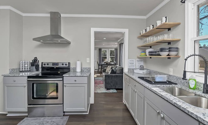 West Columbia Cottage | Cute as a button 3 bedroom 1 bath close USC, Fort Jackson and downtown Columbia