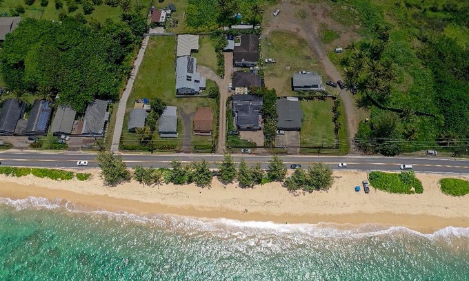 Punaluu House | >NEW< Reefside Retreat, Steps from Beach, Sea View