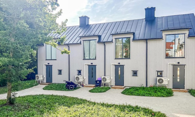 Ljugarn Apartment | Modern apartment in the center of quiet Ljugarn and close to the beach.