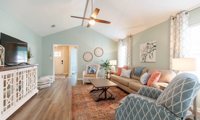 Valdosta House | Charming Bungalow- Sleeps 8, Close to Moody AFB/Freedom Park & Pet Friendly!