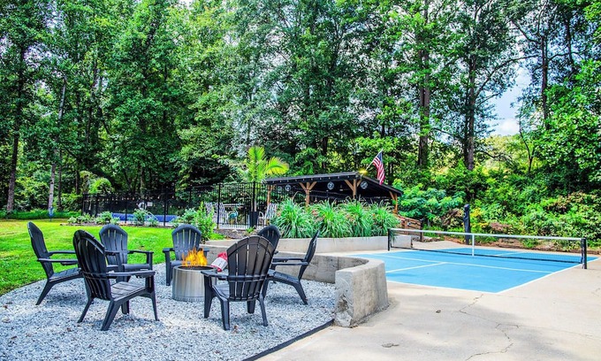 Greer House | Pool, Pickleball, Poker, Ping-Pong! King beds!