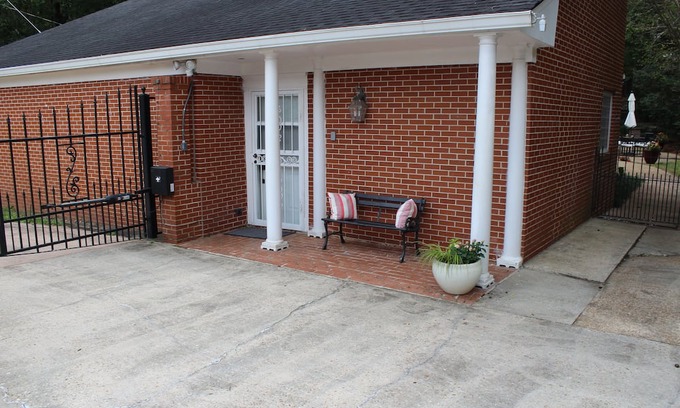 Manchester Cottage | Charming and spacious guesthouse in the lovely hills of Manchester, Georgia.