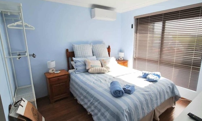 Madora Bay Bed & Breakfast | Within walking distance to shops, bus stop, station, restaurants and the beach.