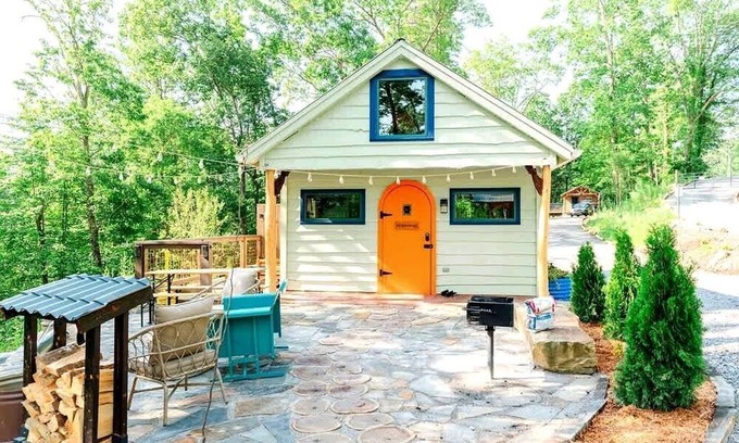 Lupton City Cabin | Charming Pet-Friendly Cabin with Stunning Mountain Views in Chattanooga, Tennessee