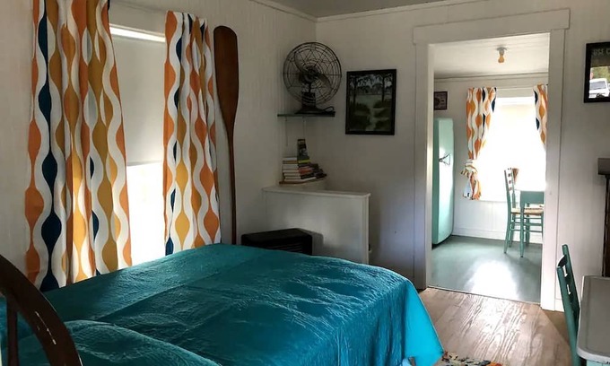 Braden River Cabin | Picturesque Vintage Cabin with Lake Views in Florida