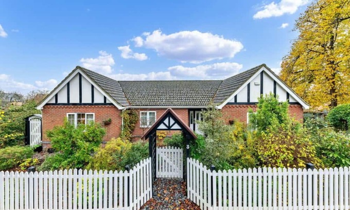 Huntingdon House | Sizeable 4 bed property on Huntingdon Ring road