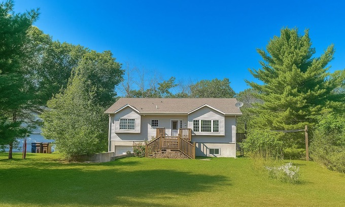 Easton House | 10 Acre Grand Meadow Retreat