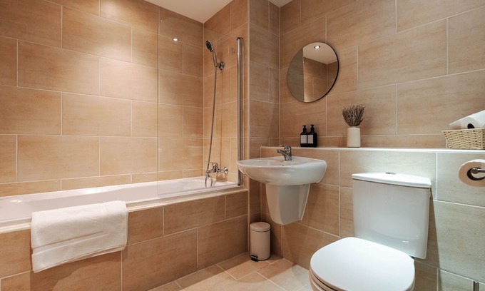 Chinatown Apartment | Spacious City Apartment| 2 bd/2 bth| Free Parking