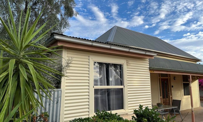 Broken Hill House | Miners Cottage 4-bedroom 5min from townnSleeps up to 8 adults and pet friendly