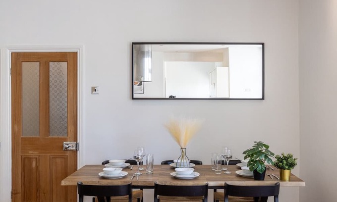 Westcliff-on-Sea House | Seaside 5 Bedroom house + Parking + Garden