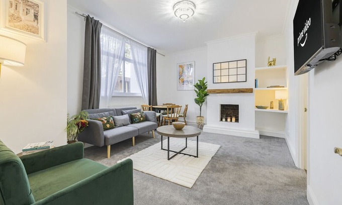 South Bermondsey Apartment | Fortside Escape | 2 Beds | Free Parking