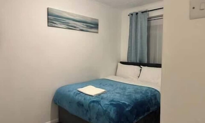 Havering House | Romford Retreat - Spacious 4 Bedroom House