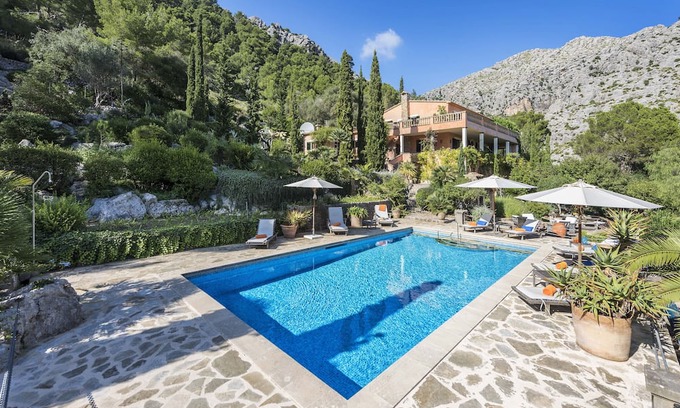 Pollensa House | Holiday Home 'Can Punxa Dalt' with Sea View, Wi-Fi and Air Conditioning