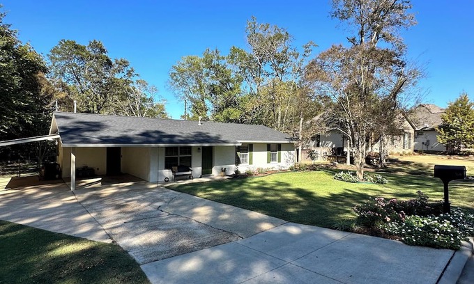 Starkville House | Charming Renovated Home - 1 mile to Campus - Vintage Touches and Modern Comfort