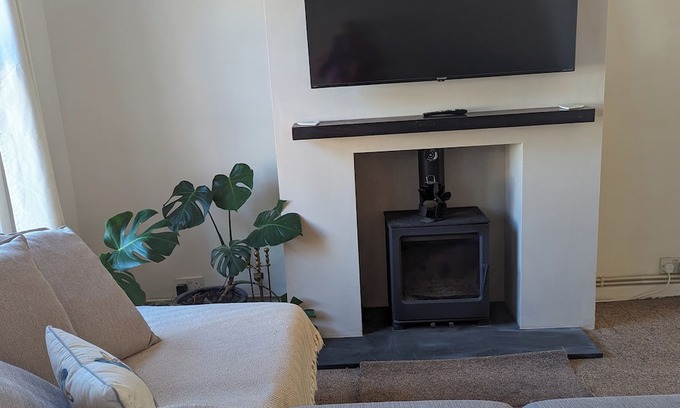 Walton on the Naze Cottage | Fab cottage local to all amenities and a 3min walk to beautiful sandy beaches.