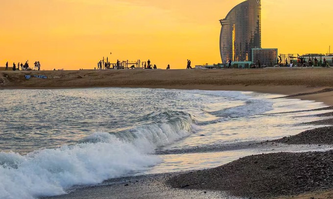 Gothic Quarter Apartment | Fantastic GroupFlat: 12-Bedr. 5-Bathr. for 19 people, Central Barcelona! Ask us!