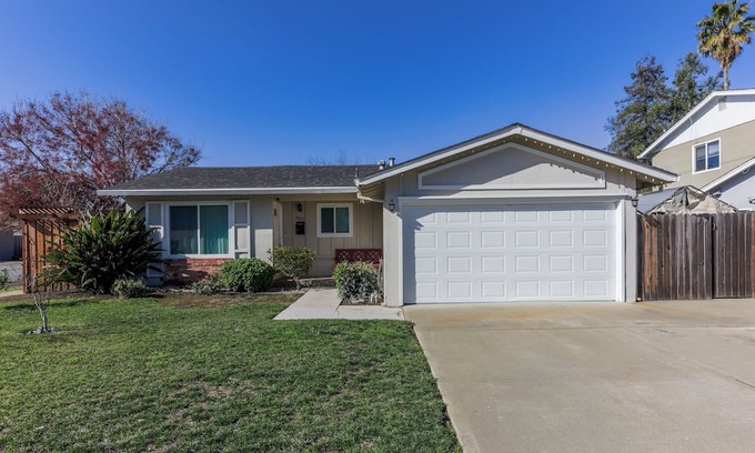 Fremont House | Charming 3-bedroom house in delightful Fremont with AC
