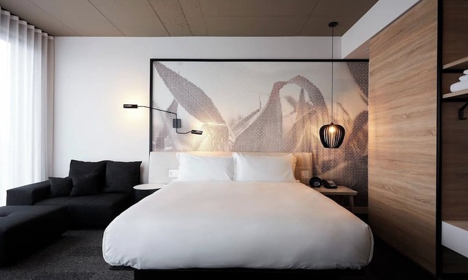 Brossard Hotel | Spacious Modern Room w/Kitchenette + Large Windows in Brossard – Walk to Shops
