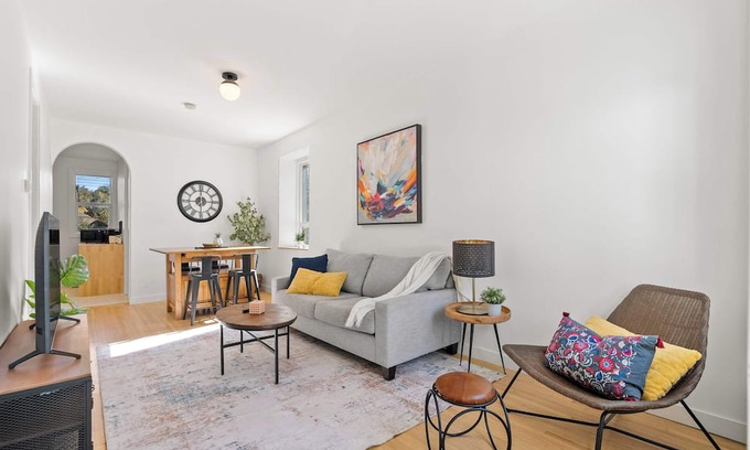Sunnyside House | The Lokal 2 Kings Queen Suite in Sunnyside YYC