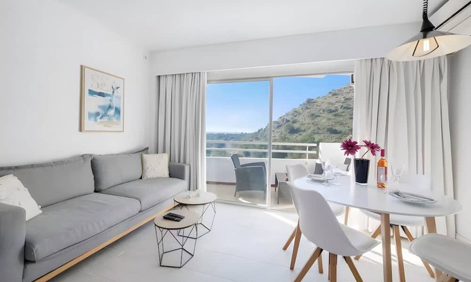 Alcudia Apartment | Apartment 'Style' with Mountain View, Wi-Fi and Air Conditioning
