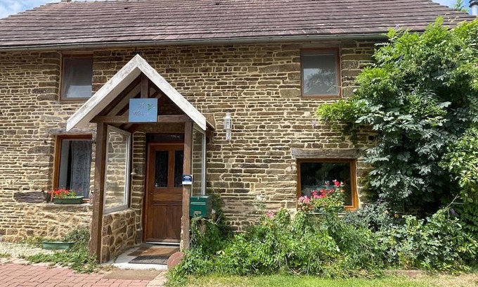 Mantilly Cottage | Spacious house with spa and garden in Normandy’s bocage