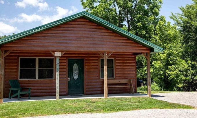 Equality Cabin | Pretty Cabin with Hot-tub in Herod, Illinois