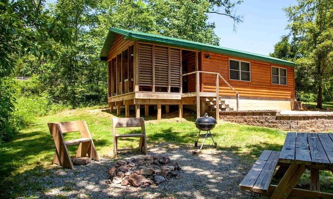 Equality Cabin | Stunning Cabin with Hot-tub and Fireplace in Herod, Illinois