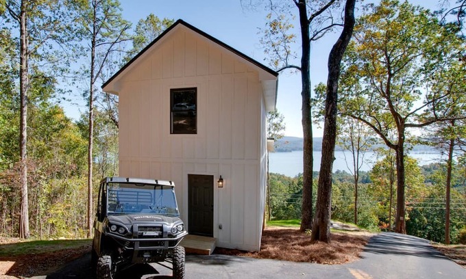 Groveoak Cabin | Gorgeous Cabin Great for Groups or Families with Jacuzzi, Fire Pit and Views in Alabama