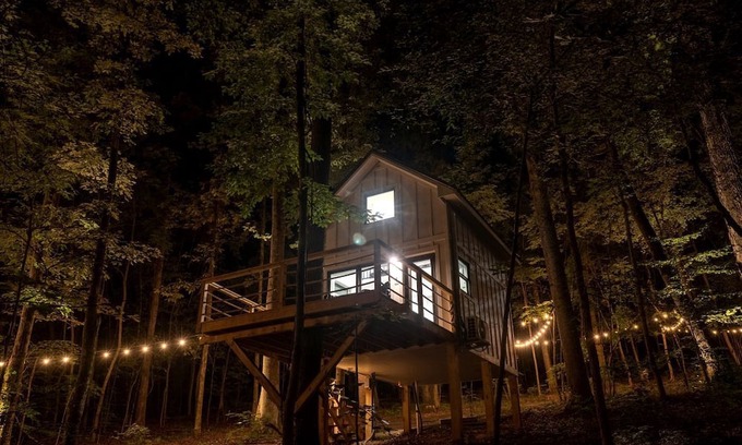 Groveoak Cabin | Amazing Tree House Perfect for a Secluded Getaway in Alabama